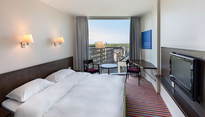 Park Inn by Radisson Meriton Conference & Spa Hotel Tallinn (Estland) - Standardrum med dubbelsängar och utsikt mot gatan