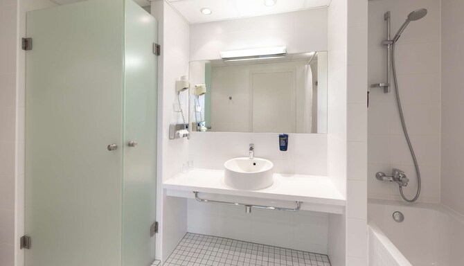Park Inn by Radisson Meriton Conference & Spa Hotel Tallinn (Estonia) - Family suite bathroom