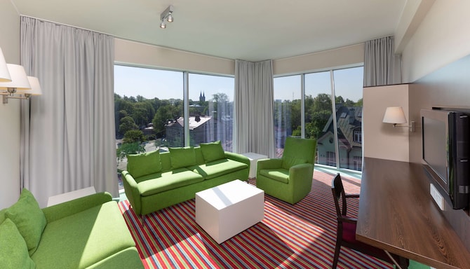 Park Inn by Radisson Meriton Conference & Spa Hotel Tallinn (Estland) - Vardagsrum i svit