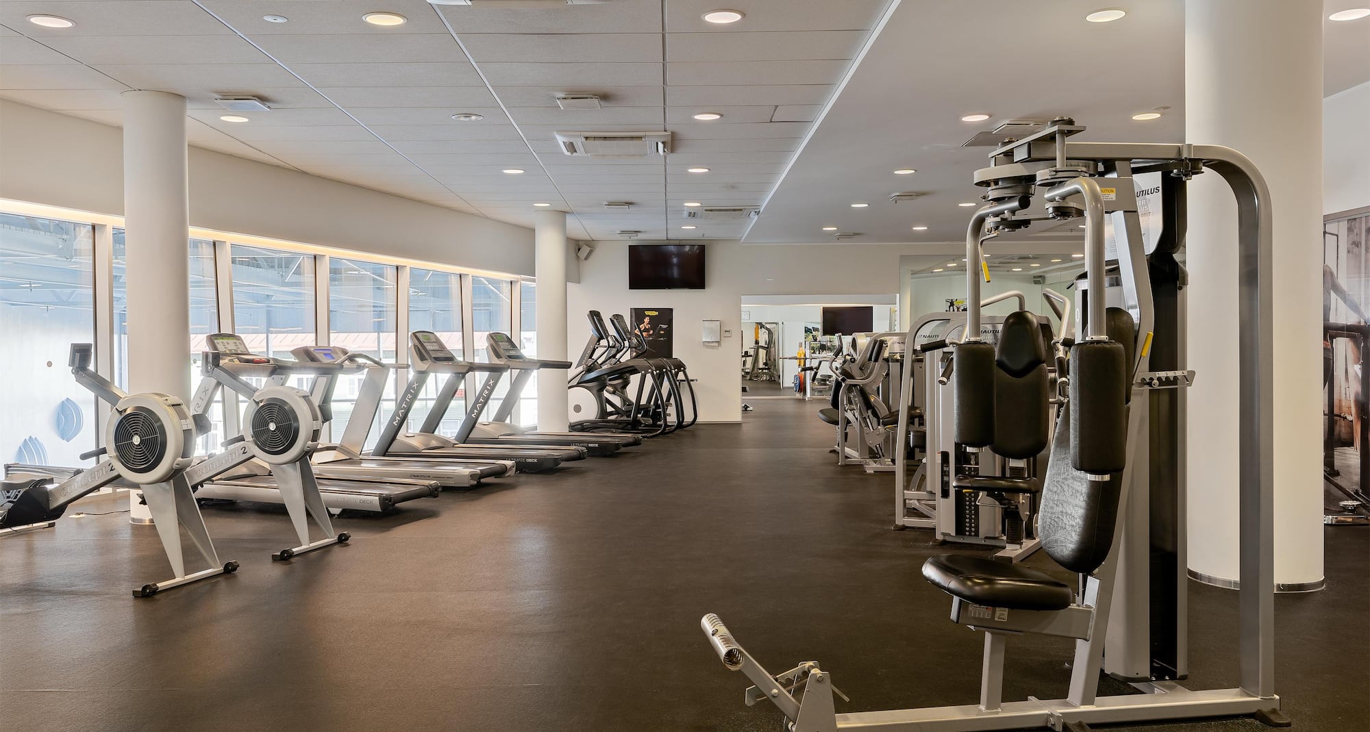 Park Inn by Radisson Meriton Conference and Spa Hotel Tallinn - Gym treadmills and workout area