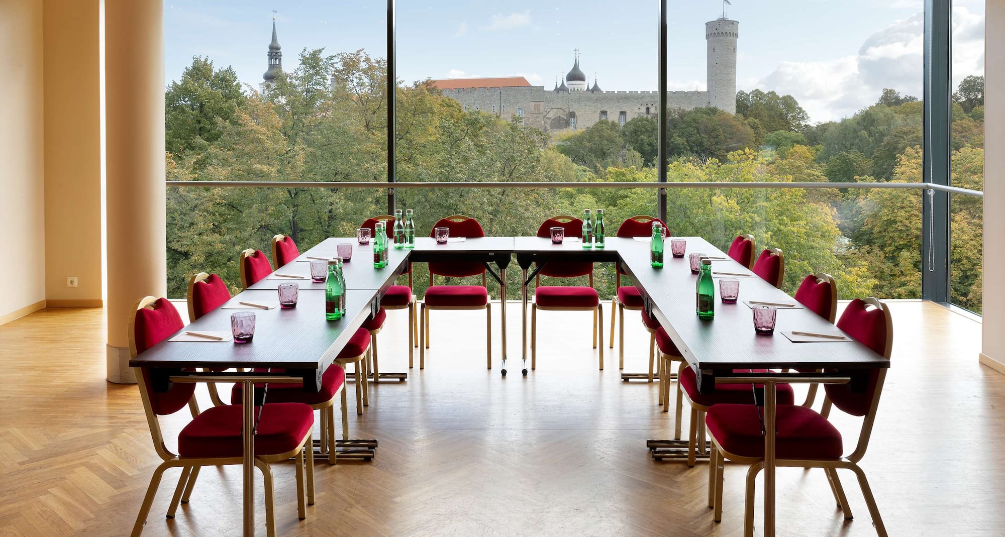 Park Inn by Radisson Meriton Conference & Spa Hotel Tallinn (Эстония) - зал Grand Panorama с П-образной рассадкой и видом