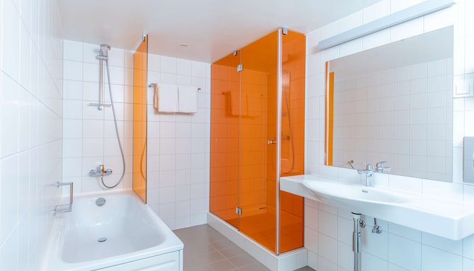 Park Inn by Radisson Meriton Conference & Spa Hotel Tallinn - Sviitti kylpyamme