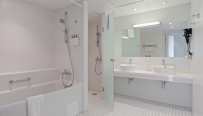 Park Inn by Radisson Meriton Conference & Spa Hotel Tallinn - Sviitti kylpyamme