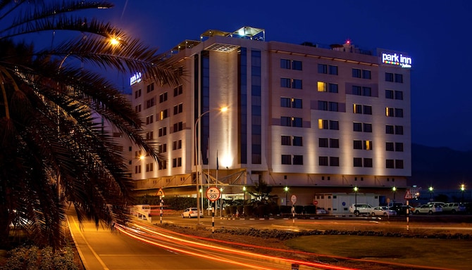 بارك إن باي راديسون، مسقط، منظر واجهة الفندق الخارجية