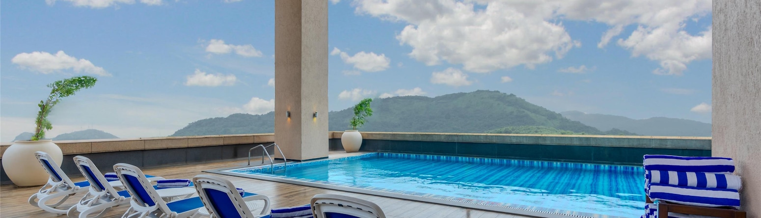 Country Inn and Suites by Radisson, Navi Mumbai - Swimming Pool