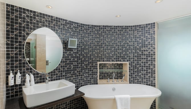 Park Inn by Radisson Navi Mumbai - Suite Bathroom