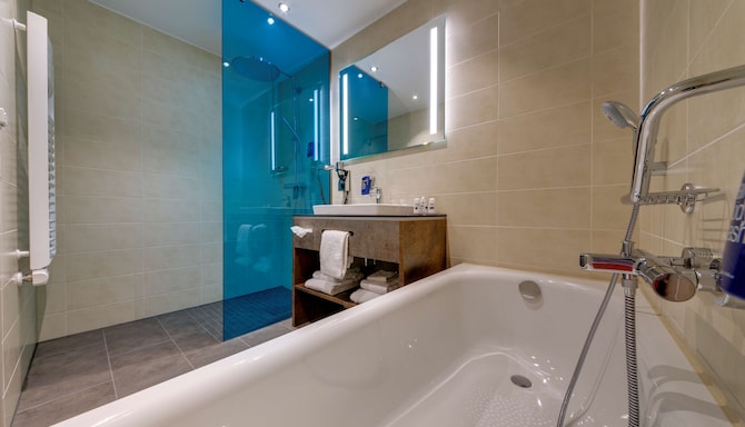 Park Inn by Radisson Neumarkt - Superior Room bathroom