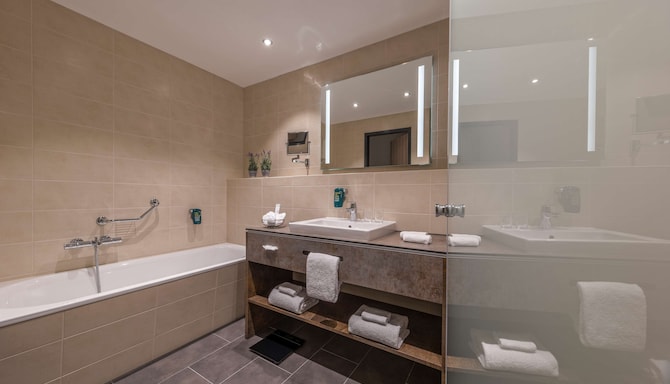 Park Inn by Radisson Neumarkt - Suite Bad