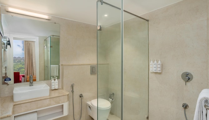 Park Inn by Radisson New Delhi IP Extension - Junior Suite Bathroom