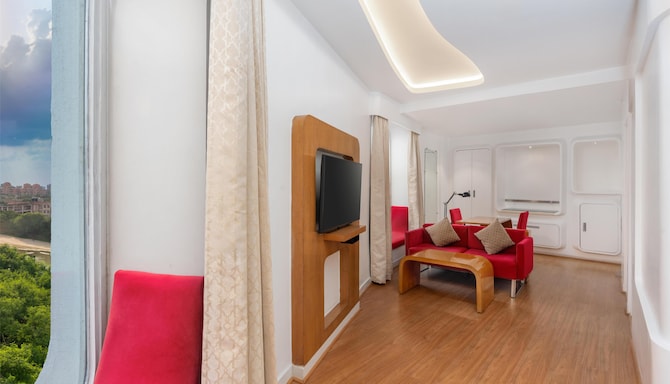 Park Inn by Radisson New Delhi IP Extension - Junior Suite Living Room