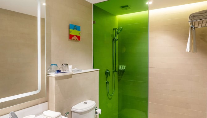 Park Inn by Radisson New Delhi Lajpat Nagar - Business Class Bathroom