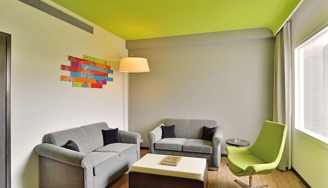 Park Inn by Radisson New Delhi Lajpat Nagar - Executive Suite Living Room