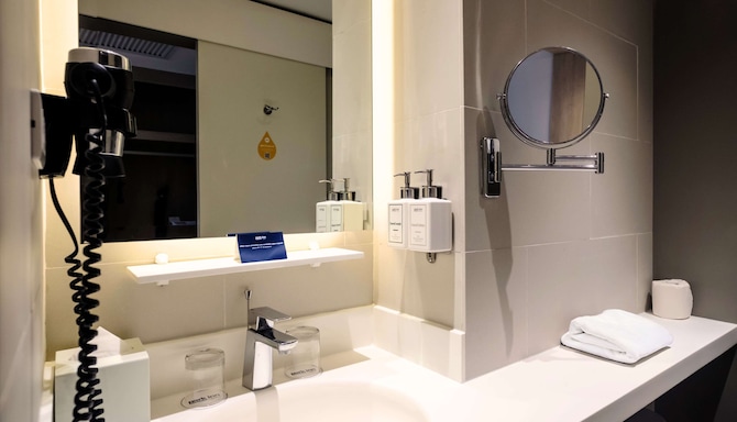 Park Inn by Radisson North EDSA - Guest room bath