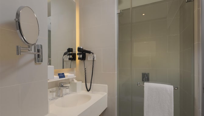 Park Inn by Radisson North EDSA - Guest Room Bathroom