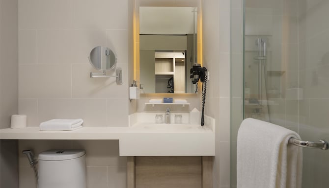 Park Inn by Radisson North EDSA - Standard Room Bathroom