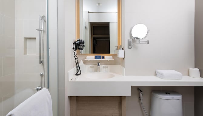 Park Inn by Radisson North EDSA - Deluxe Corner Room Bathroom