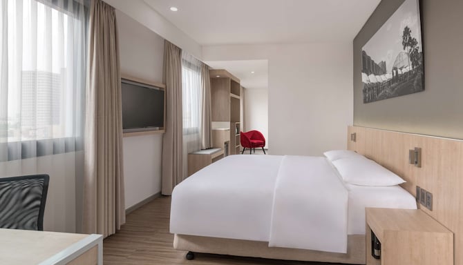 Park Inn by Radisson North EDSA - Deluxe Corner Room