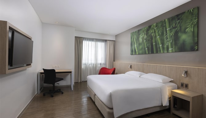 Park Inn by Radisson North EDSA - Deluxe Room King bed
