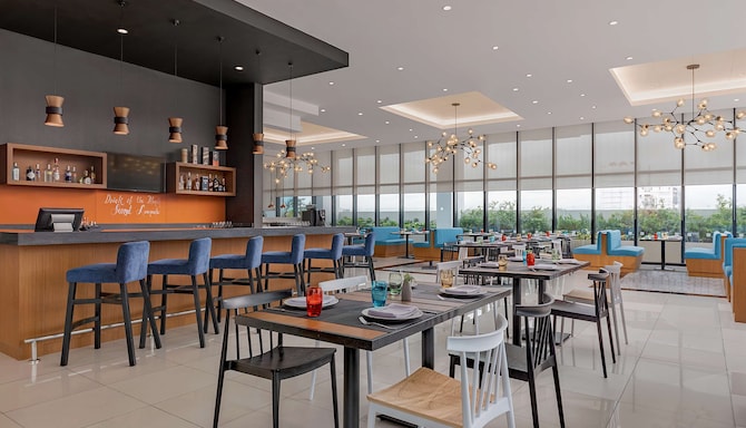 Park Inn by Radisson North EDSA - Casa, Urban Table Restaurant