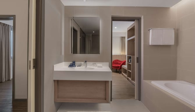 Park Inn by Radisson North EDSA - One Bedroom Suite Bathroom