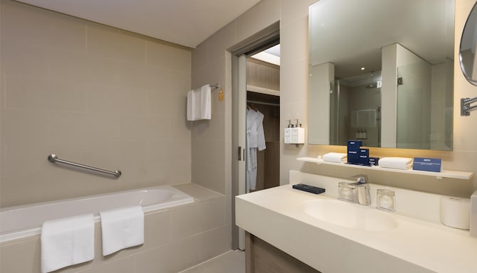 Park Inn by Radisson North EDSA - One Bedroom Suite Bathroom