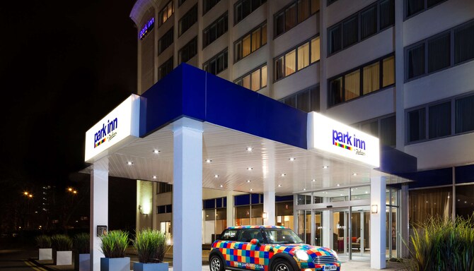 Park Inn By Radisson Northampton - Hotel Exterior Entrance at Night