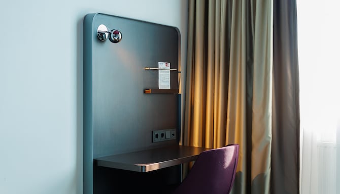 Park Inn by Radisson Novokuznetsk - Guest Room Desk