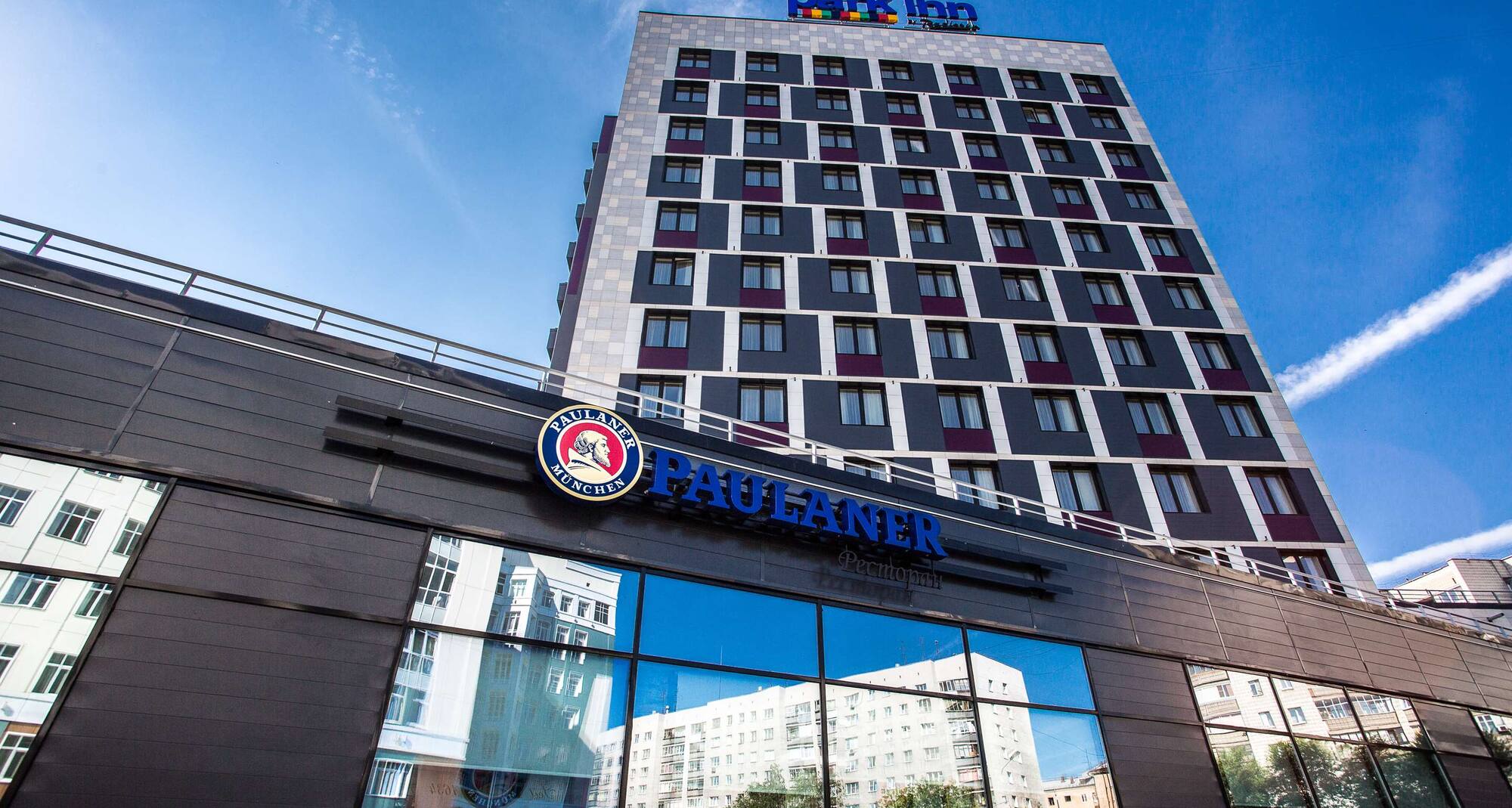 Park Inn by Radisson Novosibirsk — вид на отель снаружи ночью