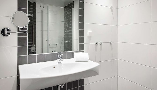 Park Inn by Radisson Oslo Airport Hotel West - Accessible Room bathroom