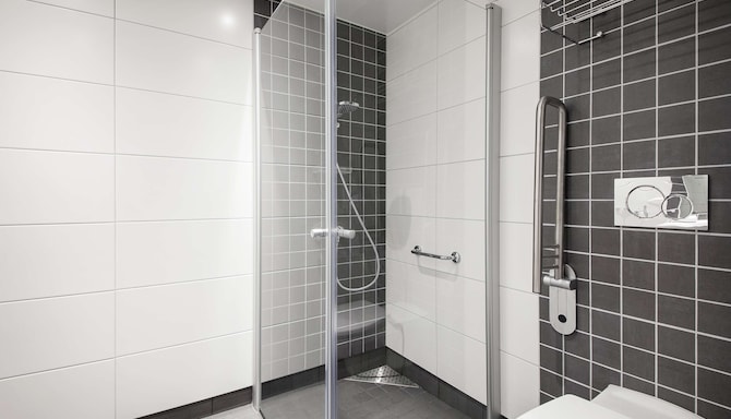 Park Inn by Radisson Oslo Airport Hotel West - Accessible Room bathroom