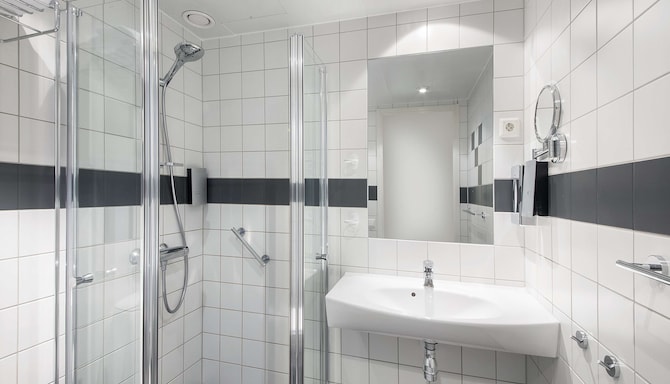 Park Inn by Radisson Oslo Airport Hotel West - Guest room bathroom