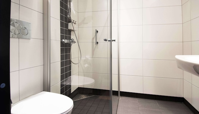 Park Inn by Radisson Oslo Airport Hotel West - Guest room bathroom