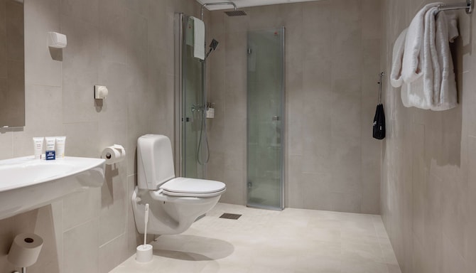 Park Inn by Radisson Oslo Airport Hotel West - Deluxe Guest room bathroom