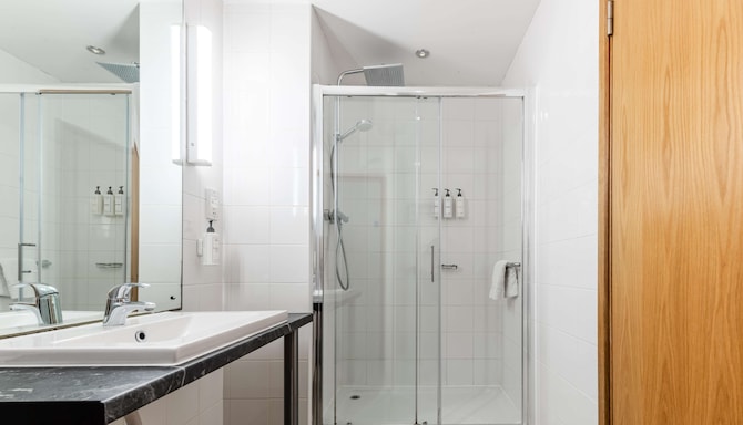 Park Inn by Radisson Peterborough - Standard Room bathroom
