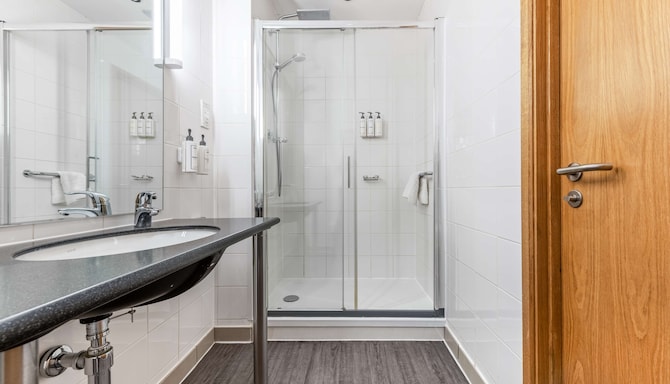 Park Inn by Radisson Peterborough - Guest room bathroom
