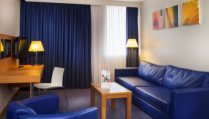 Park Inn By Radisson Peterborough - Junior Suite Living Area