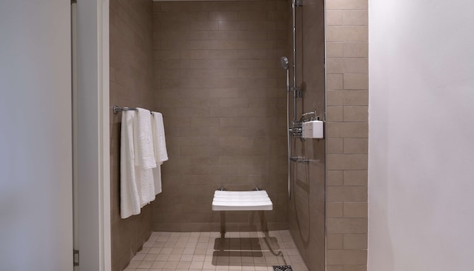 Park Inn by Radisson Polokwane - Accesible Bathroom