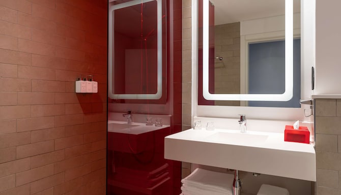 Park Inn by Radisson Polokwane - Standard Bedroom Bathroom
