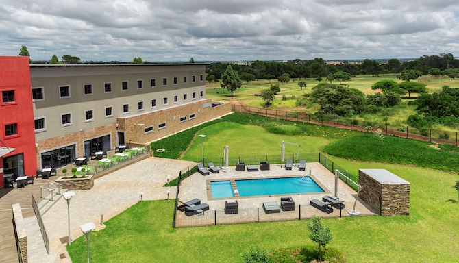Park Inn by Radisson Polokwane - Garden and pool