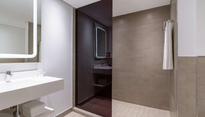 Park Inn by Radisson Polokwane - One Bedroom Suite Bathroom