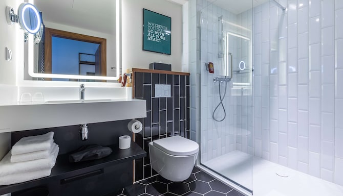 Park Inn by Radisson Poznan - Superior Room bathroom