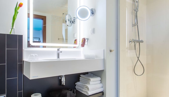 Park Inn by Radisson Poznan - Standard Room bathroom