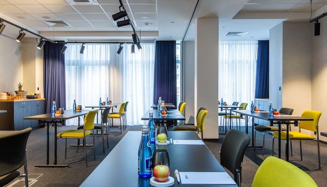 فندق بارك إن باي راديسون بوزنان، قاعة اجتماعات روس آند تشيك مهيأة بنمط الجلوس في الفصل الدراسي