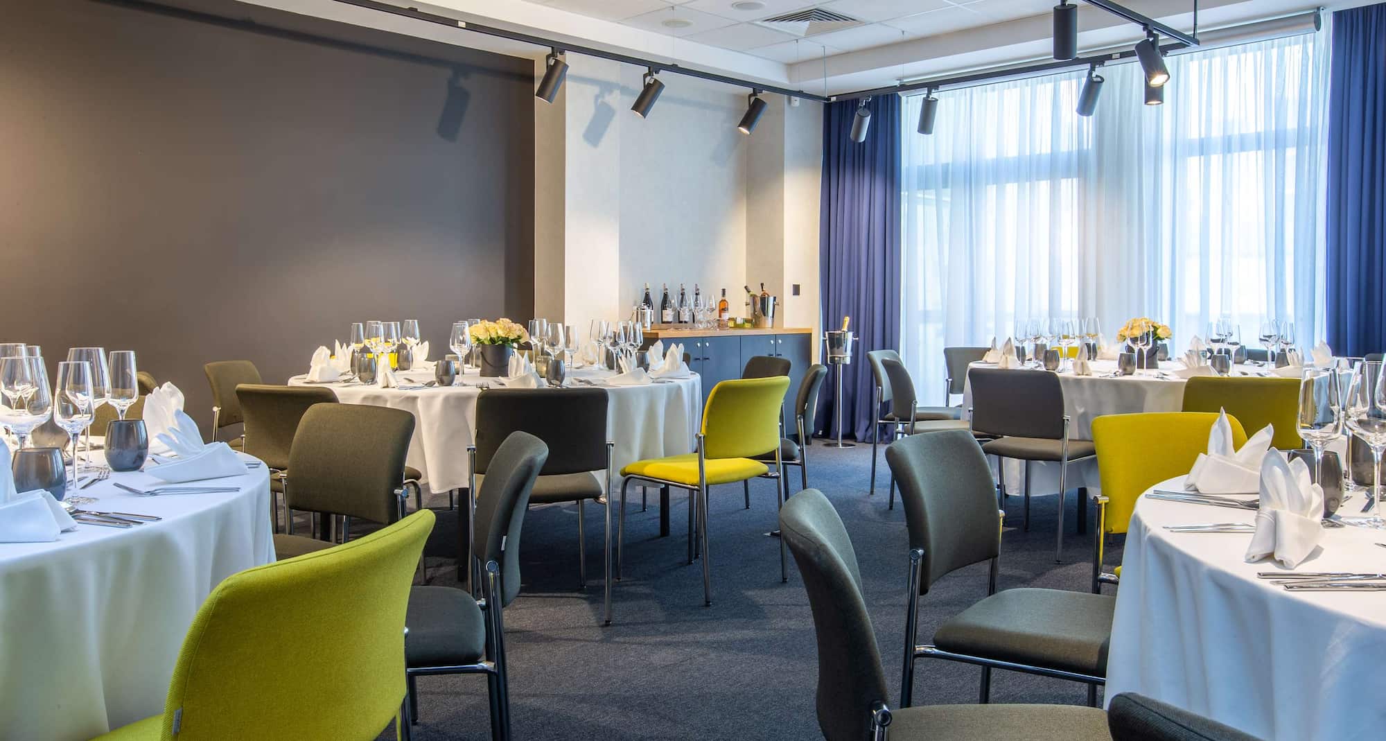 Park Inn by Radisson Poznan - Rus and Czech meeting room, dinner setup II