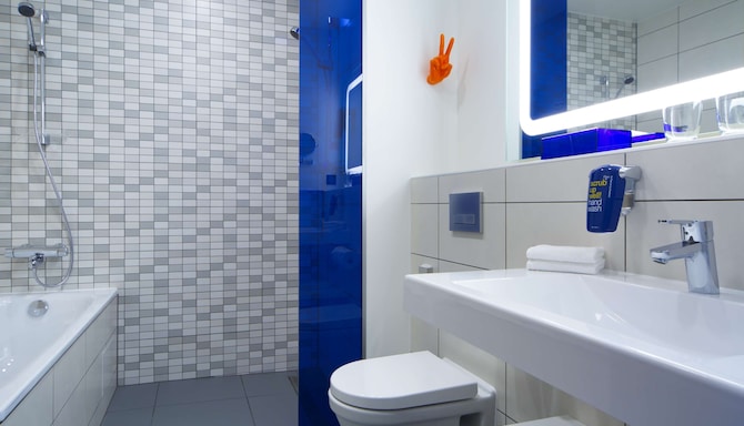 Park Inn by Radisson Residence Riga Barona - Bathroom with Shower