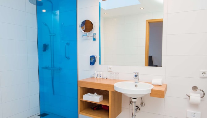 Park Inn by Radisson Reykjavik Keflavik Airport - Guest Room Bath