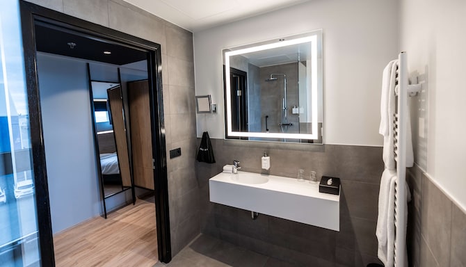 Park Inn by Radisson Reykjavik Keflavik Airport - Superior Room Bathroom
