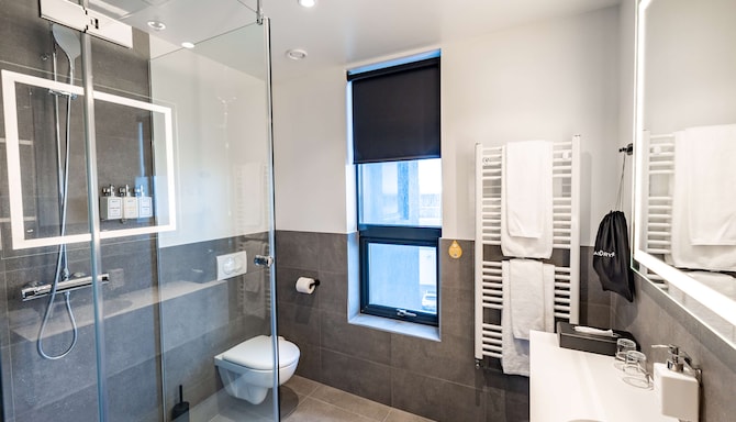Park Inn by Radisson Reykjavik Keflavik Airport - Superior Room Bathroom