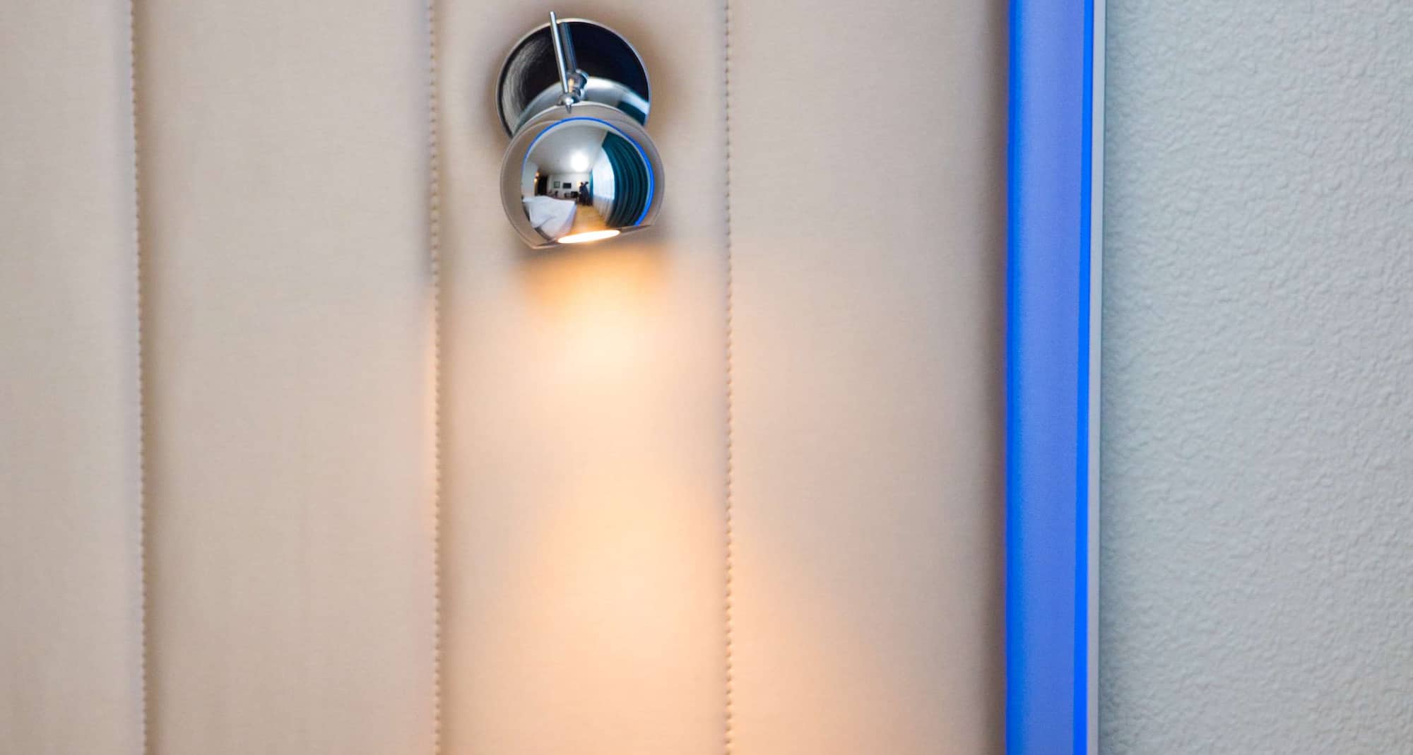 Park Inn by Radisson Reykjavik Keflavik Airport - Standard Room Bed Lamp