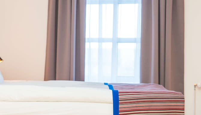 Park Inn by Radisson Reykjavik Keflavik Airport - Standard Room  Bed